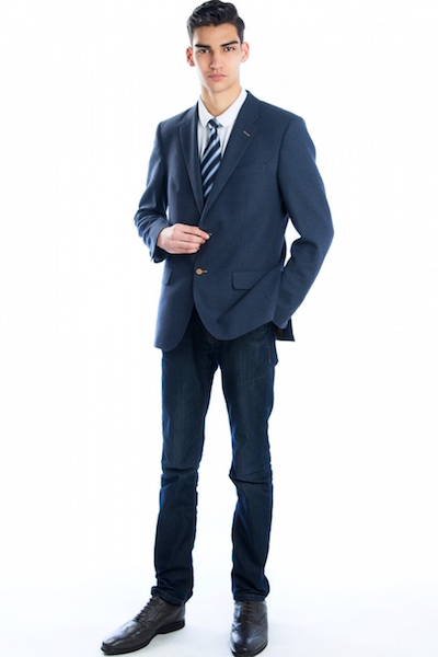 Host im blauen Business Anzug